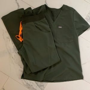 Catarina one pocket scrub job size small in Moss.